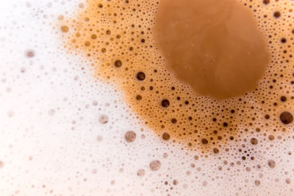 ホットミルクコーヒーと柔らかい泡の表面の質感 食品の背景を閉じます — ストック写真