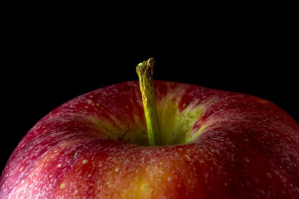 Detailní Záběr Povrchu Červeného Jablka Černém Pozadí — Stock fotografie