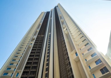 Düşük Vantage Noktası 'ndan gökyüzüne bakan yüksek binaya.