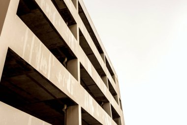 Eski otoparkın çok katlı binası.