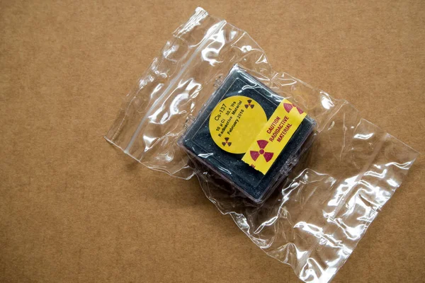 Pequeño Sello Radiactivo Fuente Cesium137 Paquete Plástico — Foto de Stock