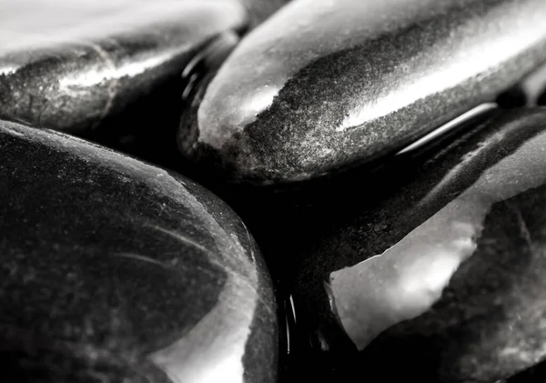 Glänzende Oberfläche Aus Rundem Schwarzem Stein Auf Dem Boden Neben — Stockfoto