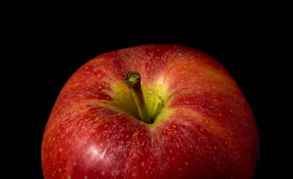 Nahaufnahme Der Oberfläche Eines Roten Apfels Auf Schwarzem Hintergrund — Stockfoto