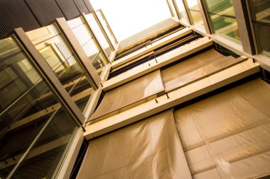 Düşük Vantage Noktası 'ndan gökyüzüne bakan yüksek binaya.