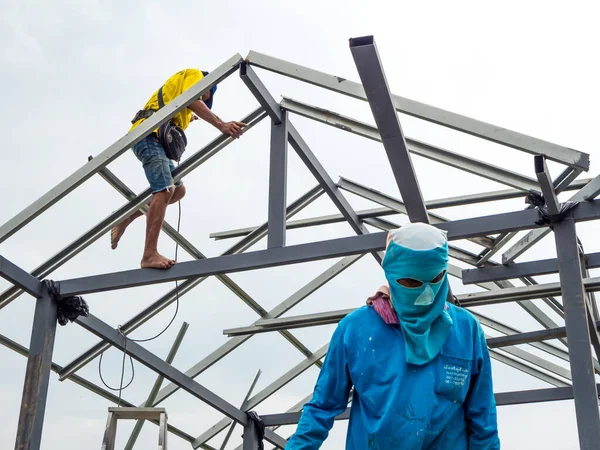 Pekerja Yang Bekerja Lokasi Konstruksi Untuk Membangun Rumah — Stok Foto