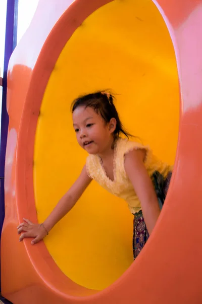 Asiática Menina Gosta Jogar Parque Infantil Tempo Lazer — Fotografia de Stock