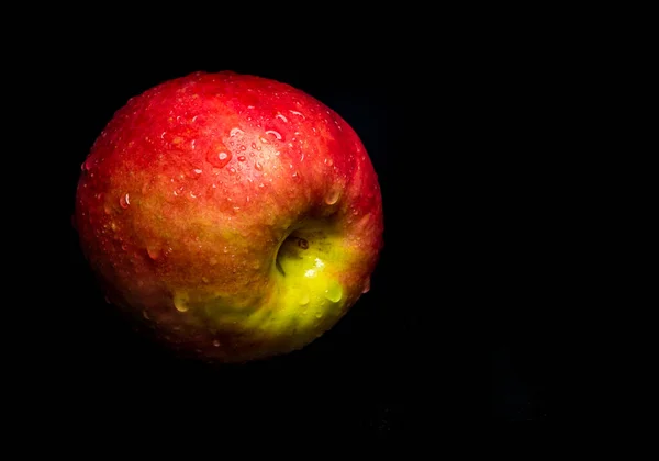 Gros Plan Gouttelettes Eau Sur Une Surface Brillante Pomme Rouge — Photo