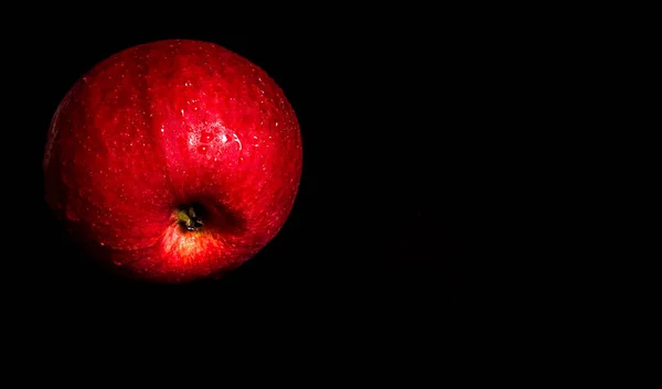 Gros Plan Gouttelettes Eau Sur Une Surface Brillante Pomme Rouge — Photo