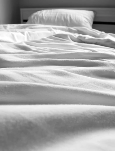 Selimut Putih Kusut Tempat Tidur — Stok Foto