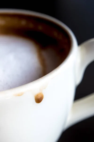 Fleck Von Heißem Milchkaffee Und Weichem Schaum Der Weißen Keramiktasse — Stockfoto