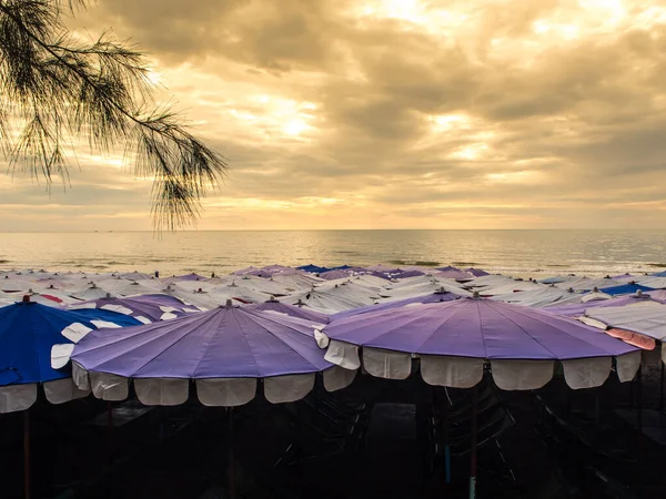 Μεγάλη Ομπρέλα Γεμάτο Κατά Μήκος Της Παραλίας Cha — Φωτογραφία Αρχείου