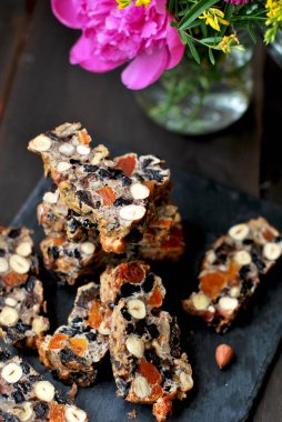 Kek ile fındık ve rasins