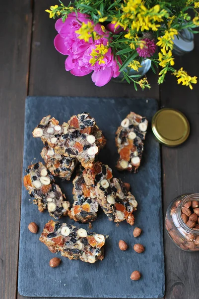 Kek ile fındık ve rasins