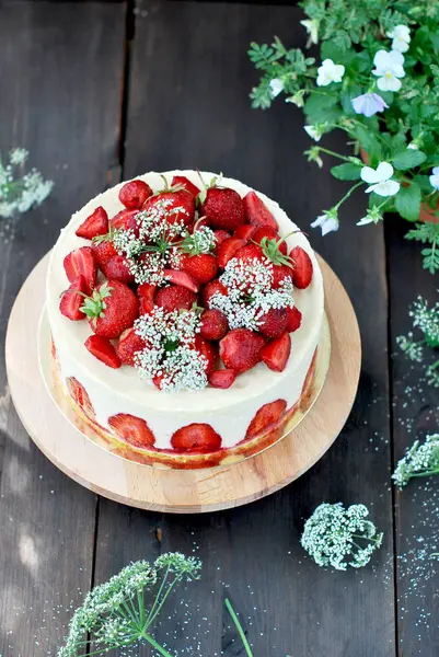 Strawberry cake fraisier