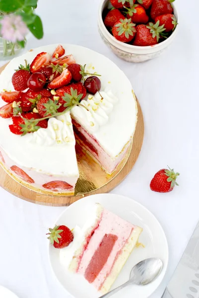 Strawberry cake fraisier