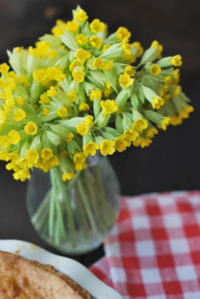 Cam vazo içinde yabani çuha çiçeği