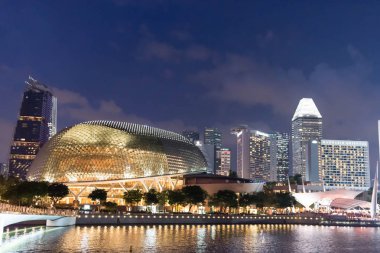 Singapur esplanade ve Singapur Nehri esplan içinde gece fotoğrafı