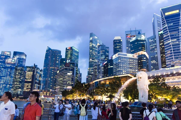 Οι τουρίστες στο πάρκο Merlion της Σιγκαπούρης και αστικό τοπίο νύχτα φωτογραφία — Φωτογραφία Αρχείου