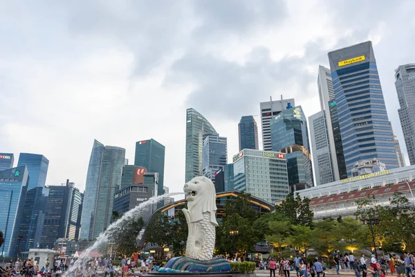 Туристів у Сінгапурі Мерліон парку біля центрального бізнес Дис — стокове фото