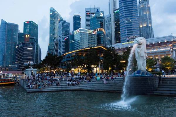 Turistas no Parque Merlion de Singapura perto de Central Business Dis — Fotografia de Stock