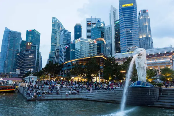 Turistas no Parque Merlion de Singapura perto de Central Business Dis — Fotografia de Stock
