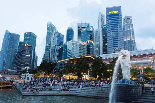 Toeristen in het Singapore Merlion Park in de buurt van Central Business Dis — Stockfoto