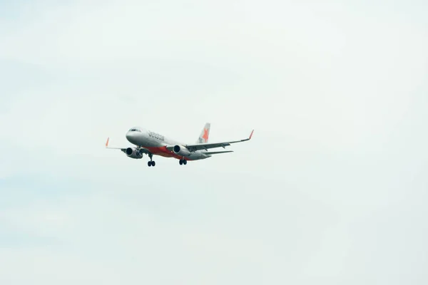 Avião Jetstar aterrissando na Singapore Changi International Airpo — Fotografia de Stock