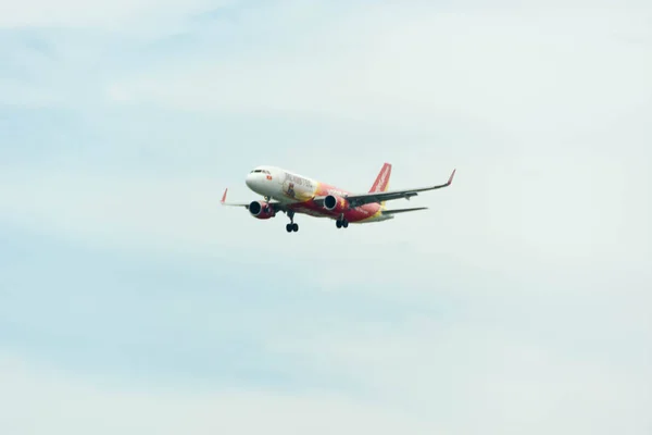 Avião VietJet Air aterrissando em Singapura Changi International A — Fotografia de Stock