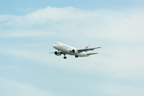 Singapur Changi uluslararası havaalanında açılış Srilankan hava uçak — Stok fotoğraf