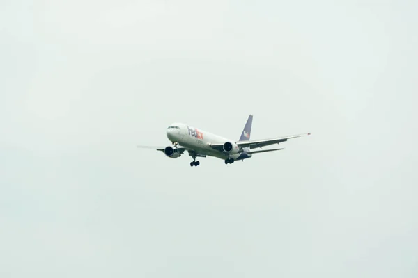 싱가포르 창이에 도착 하는 Fedex 연방 익스프레스 비행기 타 — 스톡 사진