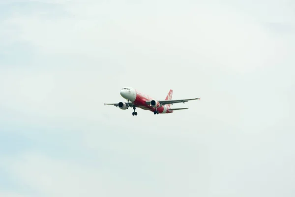 싱가포르 창이 국제 크릭에 착륙 하는 어 아시아 비행기 — 스톡 사진