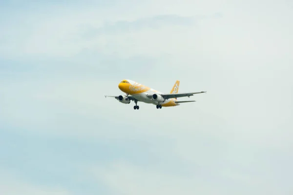 Avião Scoot Air aterrissando em Singapura Changi International Air — Fotografia de Stock