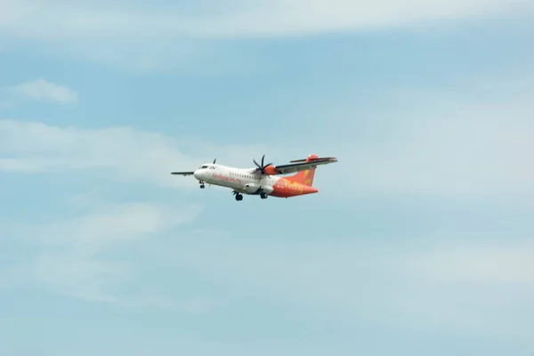 Glühwürmchen Flugzeug Landung auf singapore changi international a — Stockfoto