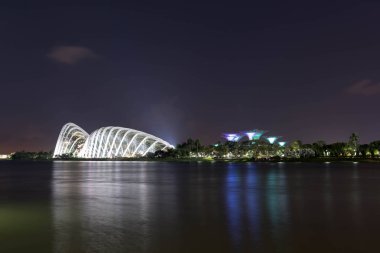 Singapur Nehri, çiçek kubbe, bulut, gece uzun pozlama fotoğraf