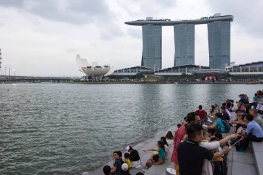 Marina Bay Sa bakan turist Singapur Merlion parkta