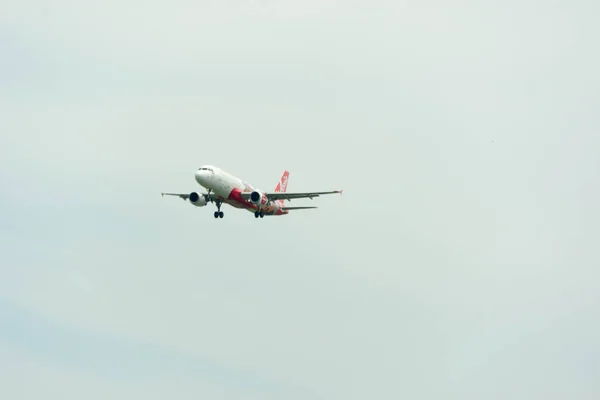 シンガポール チャンギ国際空港国際での着陸のエアアジア航空会社飛行機 — ストック写真