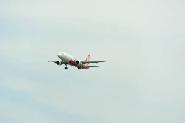 싱가포르 창이 국제에 착륙 하는 어 아시아 항공사 비행기 — 스톡 사진