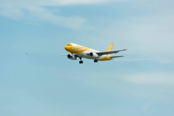 Roller-Flugzeug landet auf singapore changi international — Stockfoto