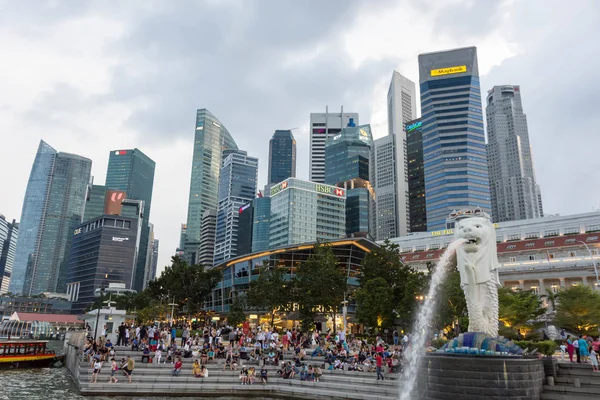 Οι τουρίστες στο πάρκο Σιγκαπούρη Merlion κοντά κεντρική επιχειρηματική Dis — Φωτογραφία Αρχείου