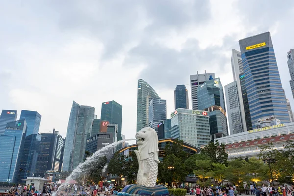 Toeristen in het Singapore Merlion Park in de buurt van Central Business Dis — Stockfoto