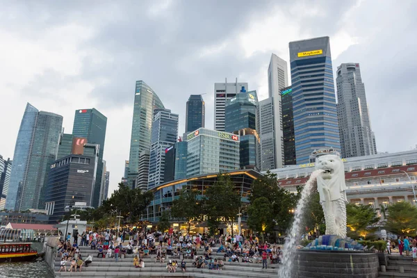 Οι τουρίστες στο πάρκο Σιγκαπούρη Merlion κοντά κεντρική επιχειρηματική Dis — Φωτογραφία Αρχείου