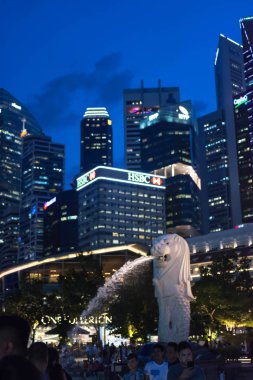 Gece fotoğraf Merlion anıtın Merlion Park cityscape p ile