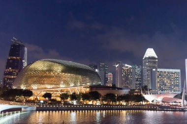 Singapur esplanade ve Singapur Nehri esplan içinde gece fotoğrafı
