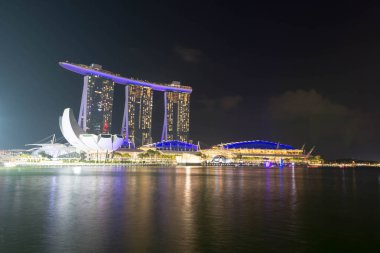 Gece ve uzun pozlama fotoğraf Singapur Marina Bay Sands ve 