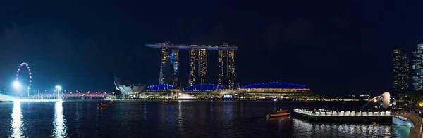 新加坡滨海湾金沙和新加坡夜景全景拍摄 — 图库照片