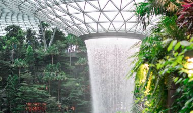 Singapur - 21 Aralık 2019: Yağmur Girdabı en büyük kapalı su falı