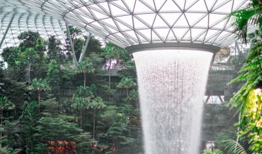 Singapur - 21 Aralık 2019: Yağmur Girdabı en büyük kapalı su falı
