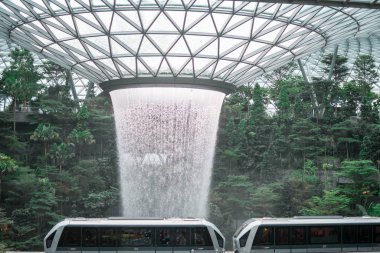 Singapur - 21 Aralık 2019: Yağmur Girdabı en büyük kapalı su falı