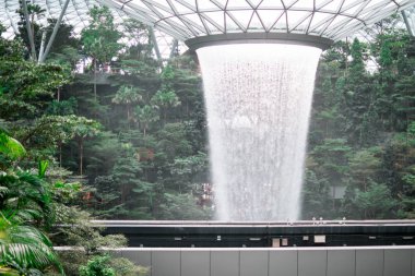 Singapur - 21 Aralık 2019: Yağmur Girdabı en büyük kapalı su falı
