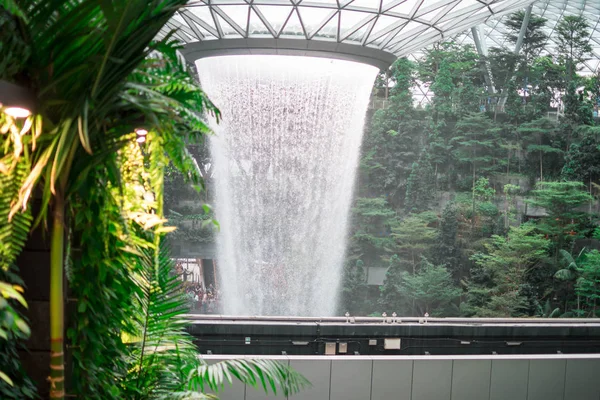 CINGAPURA - 21 DEC 2019: Vórtice de chuva o maior waterfal interior — Fotografia de Stock